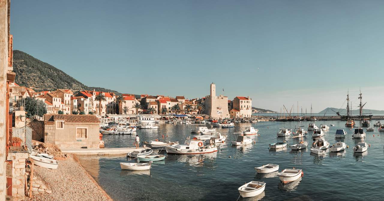 Puerto de Komiža con su torre de piedra