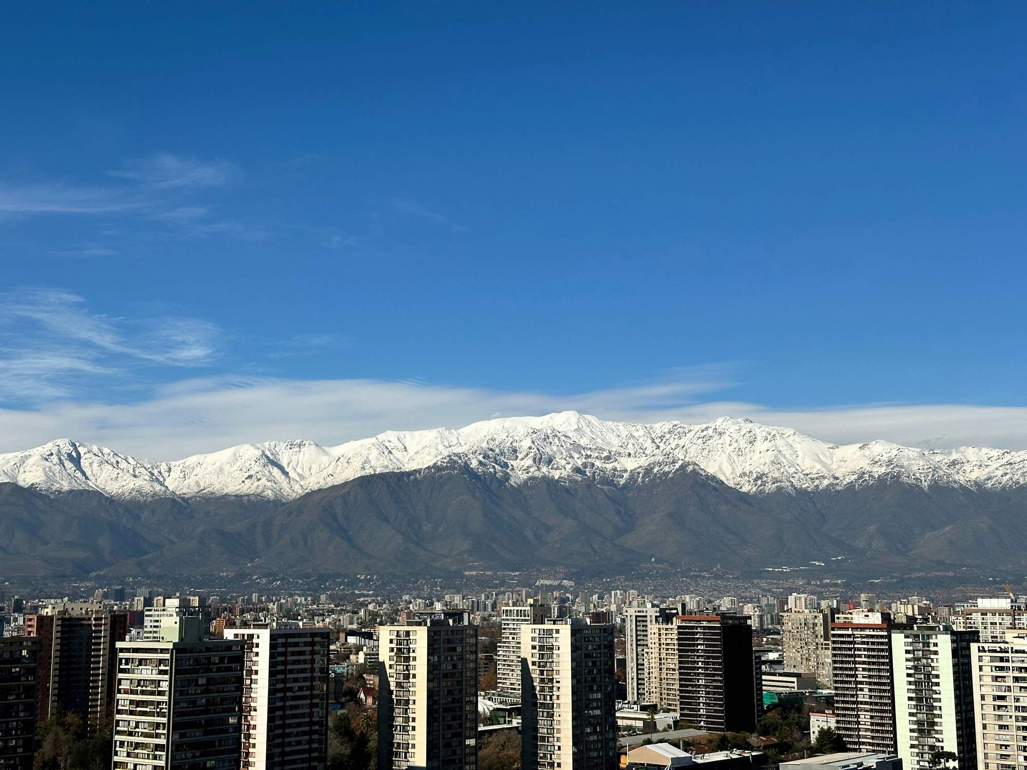 Santiago con la cordillera nevada al fondo